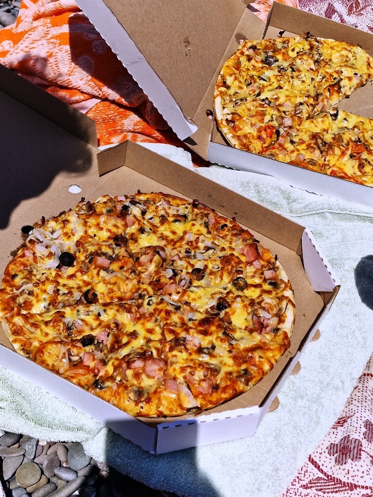 Мы выбрались на пляж с пиццей