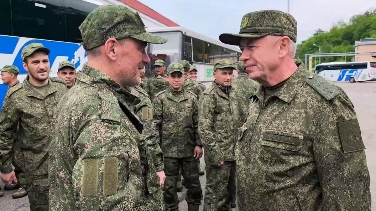    Заместитель министра обороны РФ Александр Фомин (справа) разговаривает с российскими военнослужащими, возвращенными из украинского плена / Фото: Пресс-служба Минобороны РФ / ТАСС
