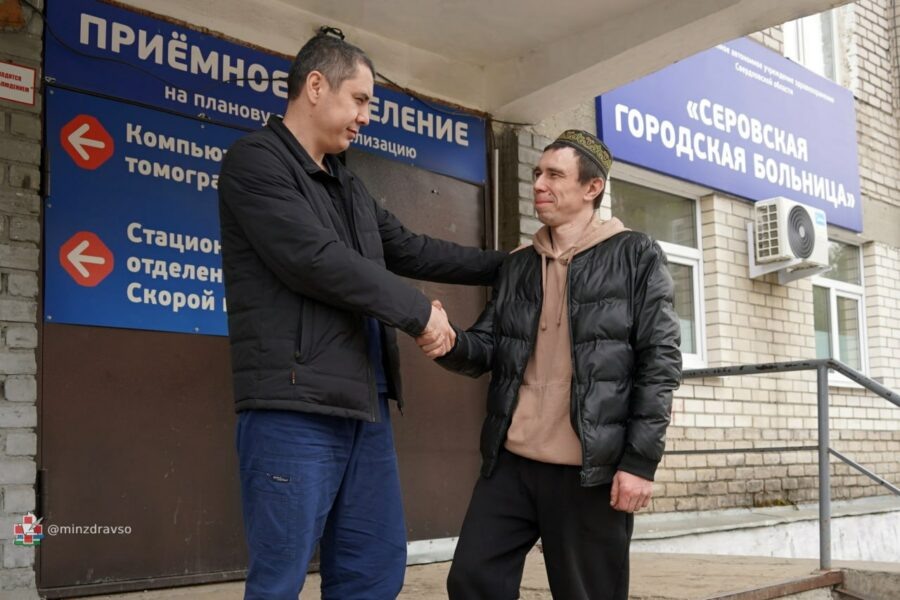 Бахриддин Достиев со своим пациентом / Фото: региональный Минздрав