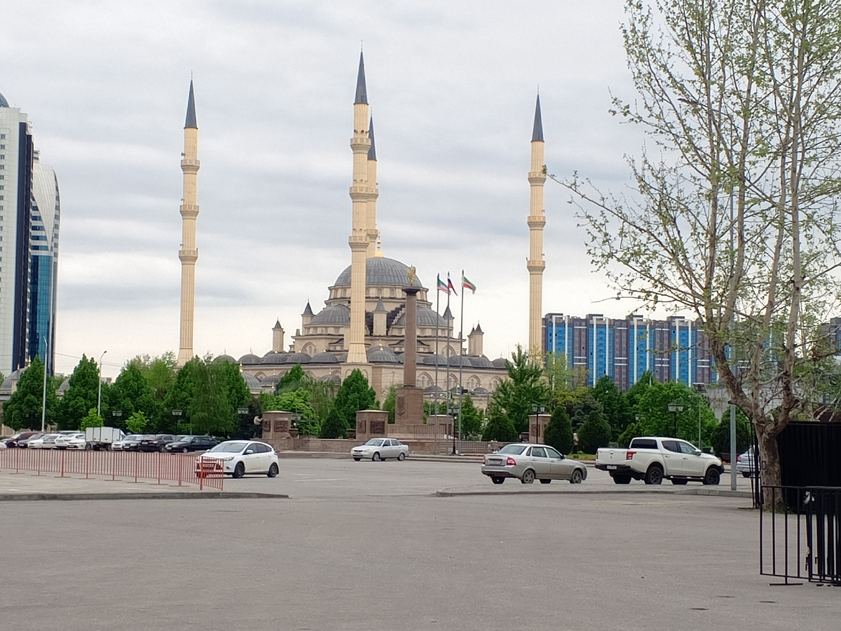 Вид с парковки на мечеть