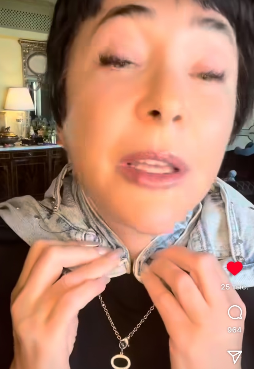 Так Лолита примеряет джинсы