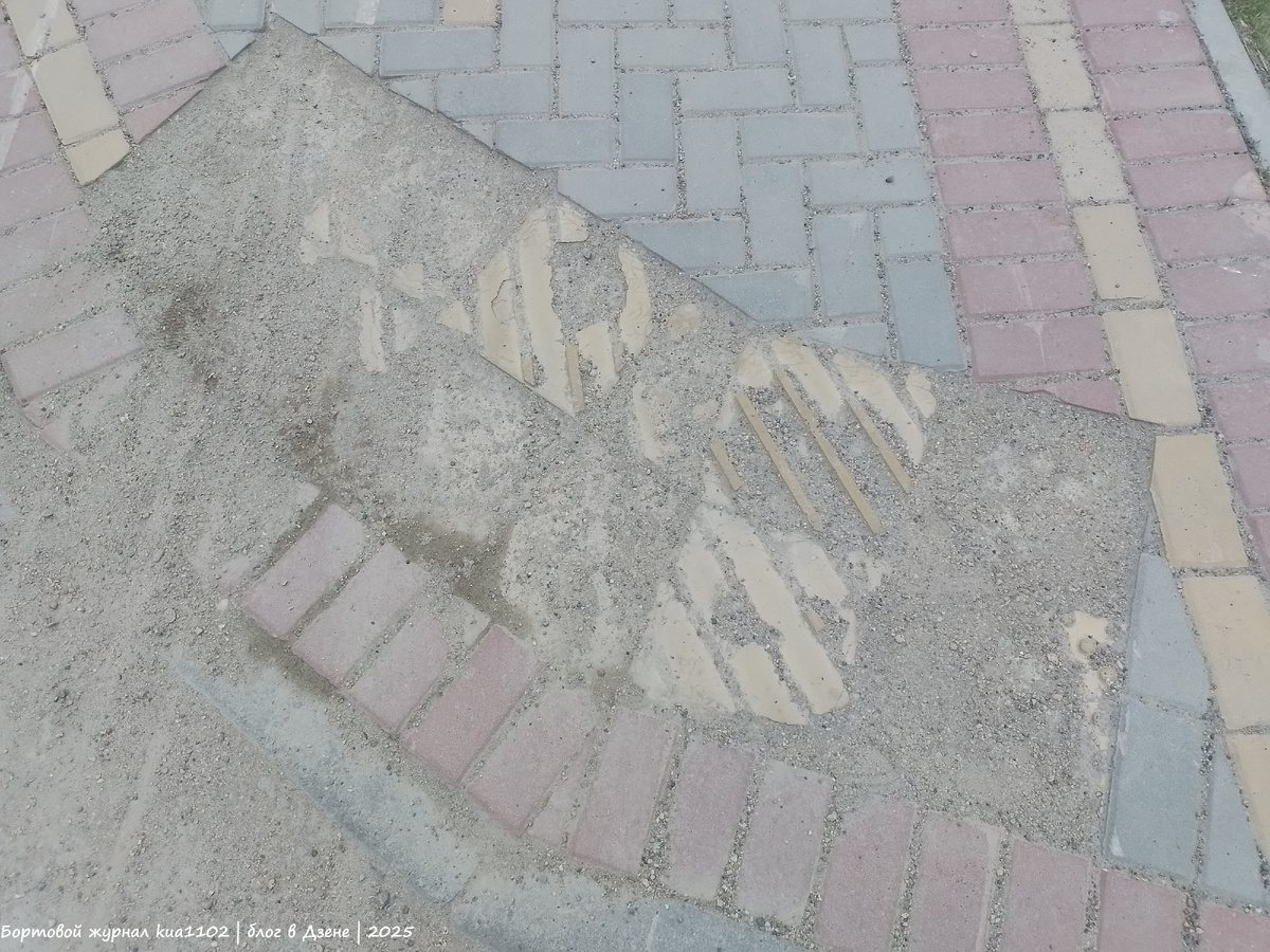 Эту плитку уложили летом 2022 года, а вот так она выглядит весной 2025-го. Автор фотографии kua1102
