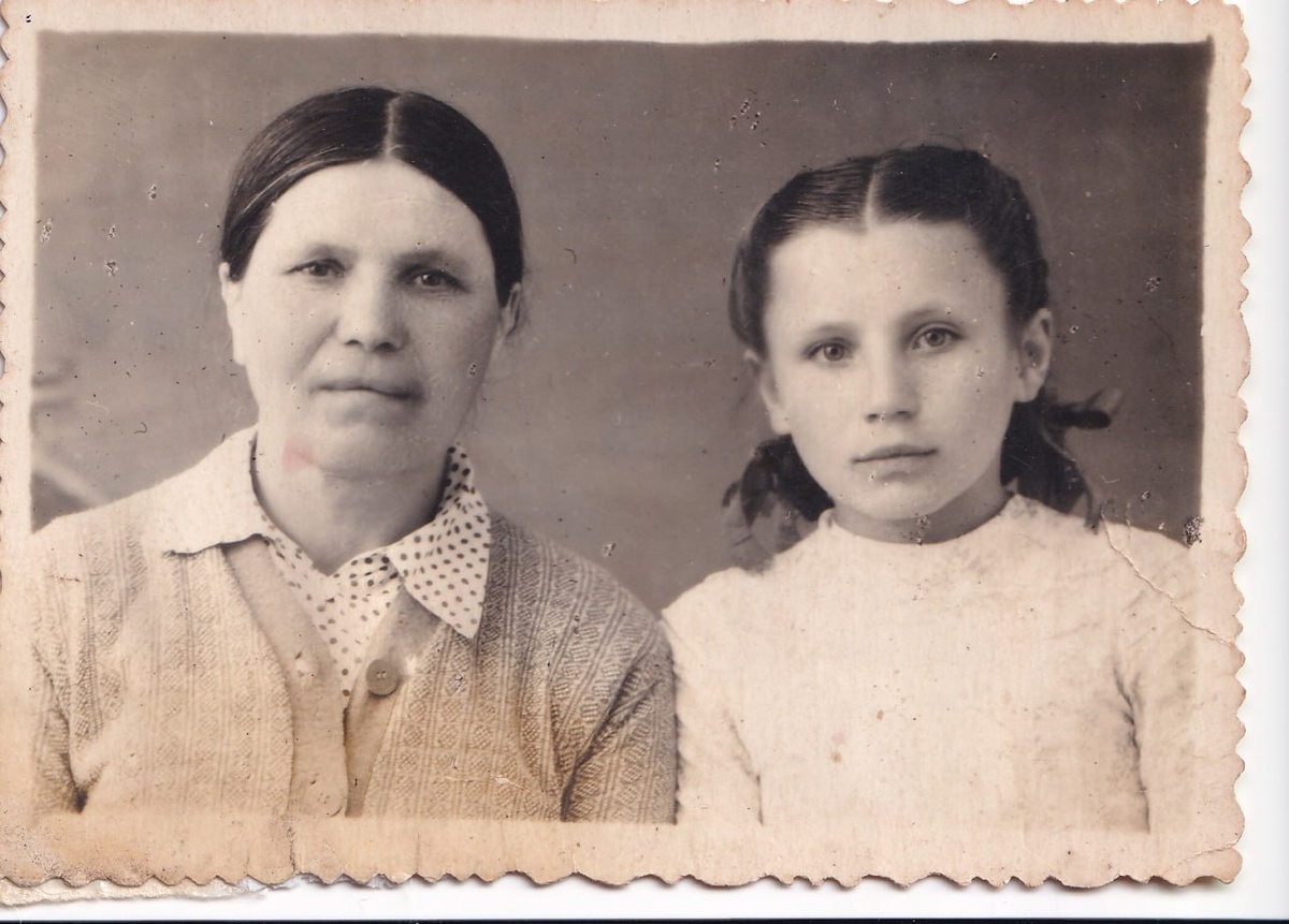 Долгое время вычисляла имя прабабушки - слева.