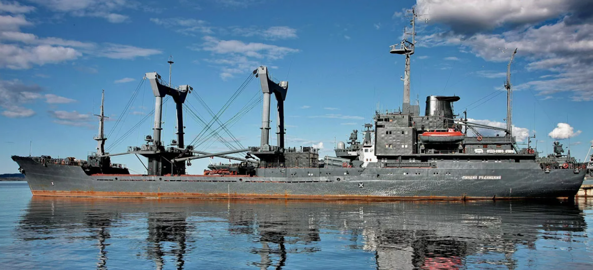 Однотипное судно, носитель подводных аппаратов.  Фото:  vpk.name