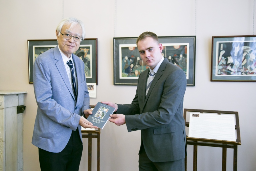 Вадим Александров-Соболев-Кабалевский (справа) вручает Генеральному консулу Японии в Санкт-Петербурге г-ну Хироки Мацуо (слева) книгу «Пути развития жанров бидзин-га, якуся и муся-э в японской гравюре укиё-э середины XIX века». Правообладатель: пресс-служба Дома ученых им. М. Горького.