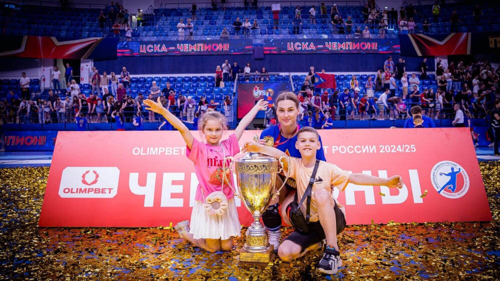    Вероника Никитина празднует золото с детьми