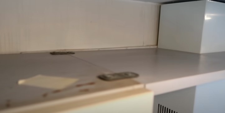 Сверху шкафчики очень часто собирают грязь и пыль