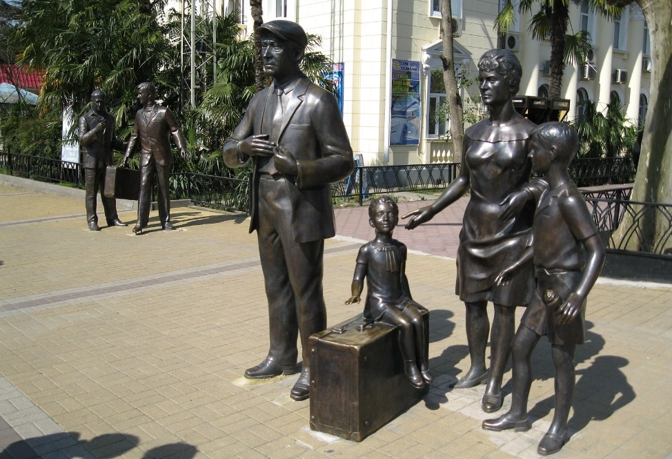 Памятник героям фильма на Морском вокзале в Сочи