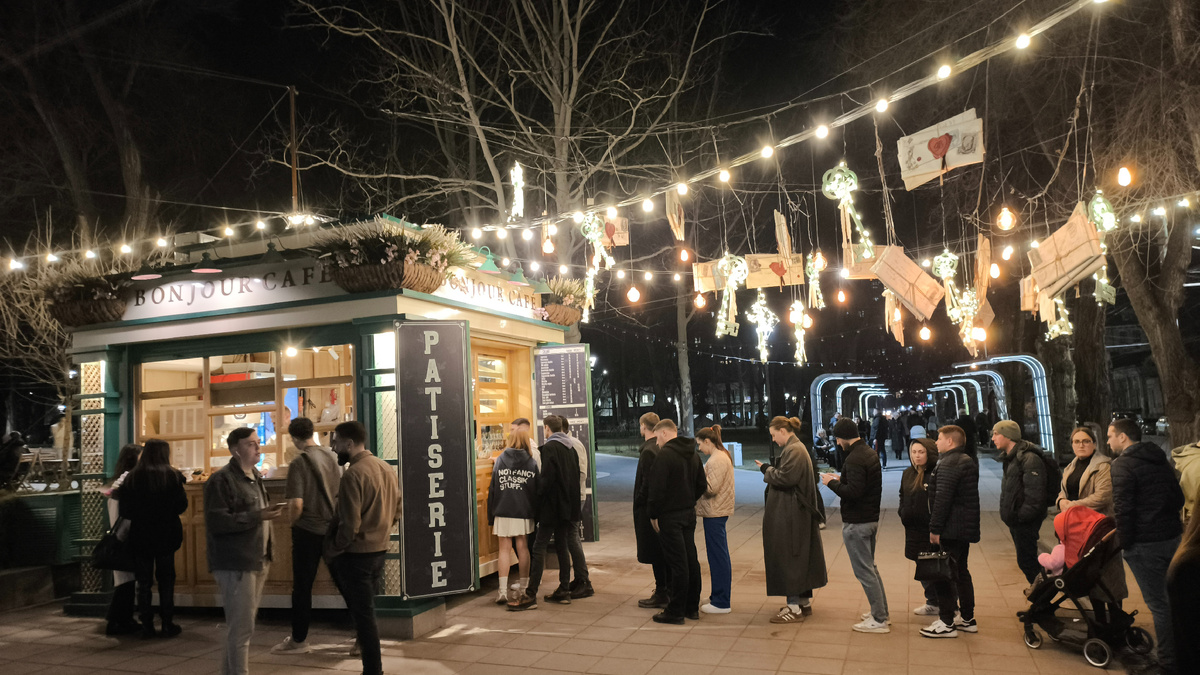 Очередь за кофе в сквере Кафедрального собора. Кишинев.