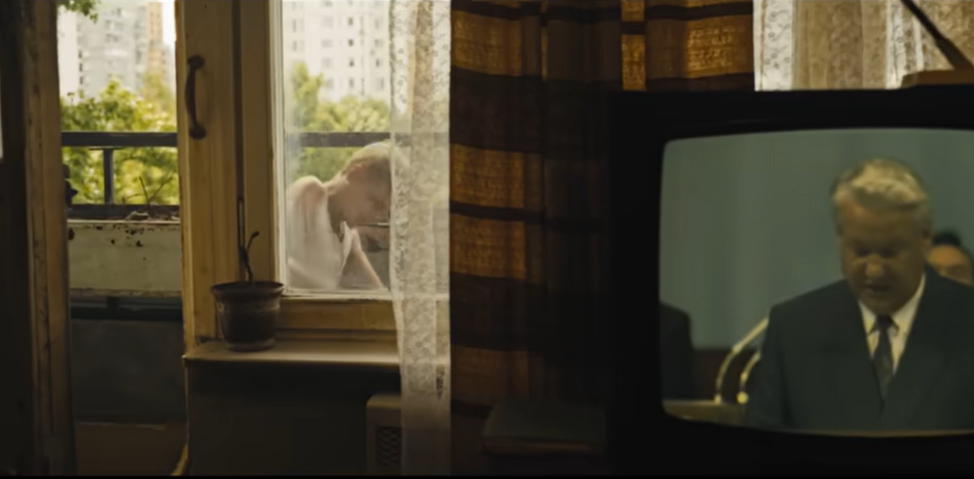 Кадр из сериала "Лихие". Любимый президент моего детства и мальчик на балконе. Он прибивает гвозди к палке, чтобы побить одноклассников. Сериал снят на основе реальных событий. 