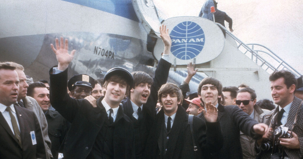 The Beatles прибывают в аэропорт имени Джона Кеннеди, Нью-Йорк, 7 февраля 1964 года.