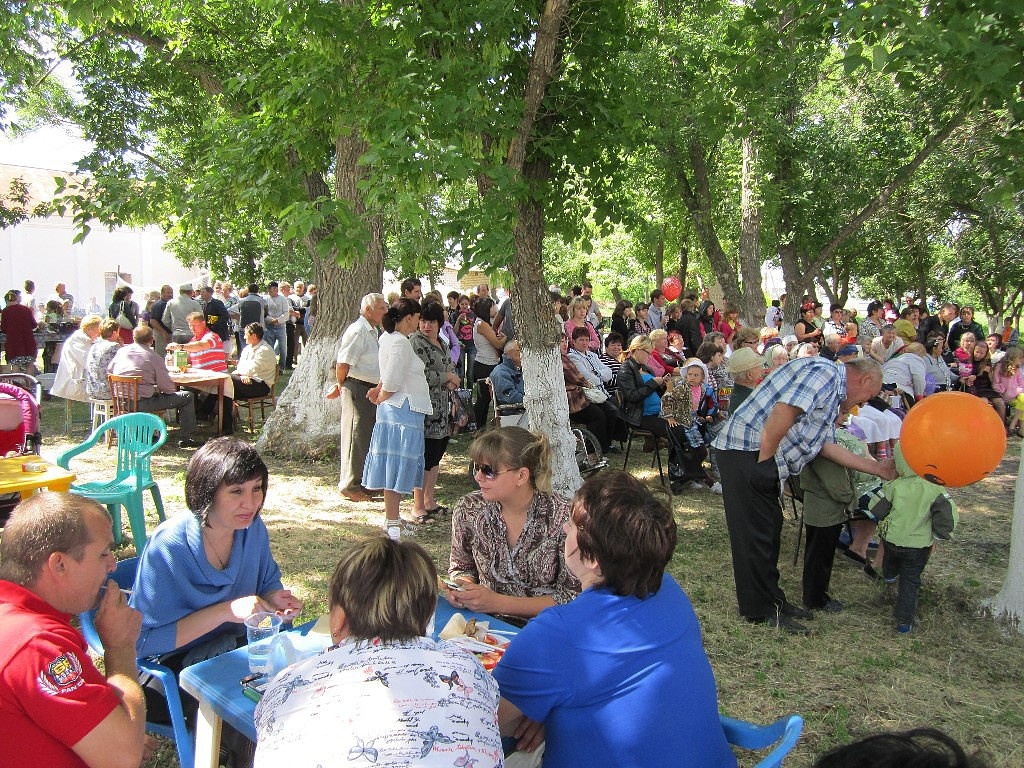 Троица - престольный праздник нашего села. Всегда людно и весело.