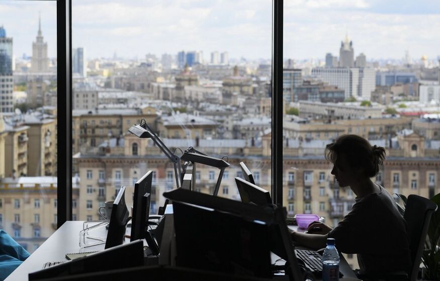    В РФ массово сокращают рабочую неделю, нанимают сотрудников на неполный день и отпускают отдыхать за свой счет: причины