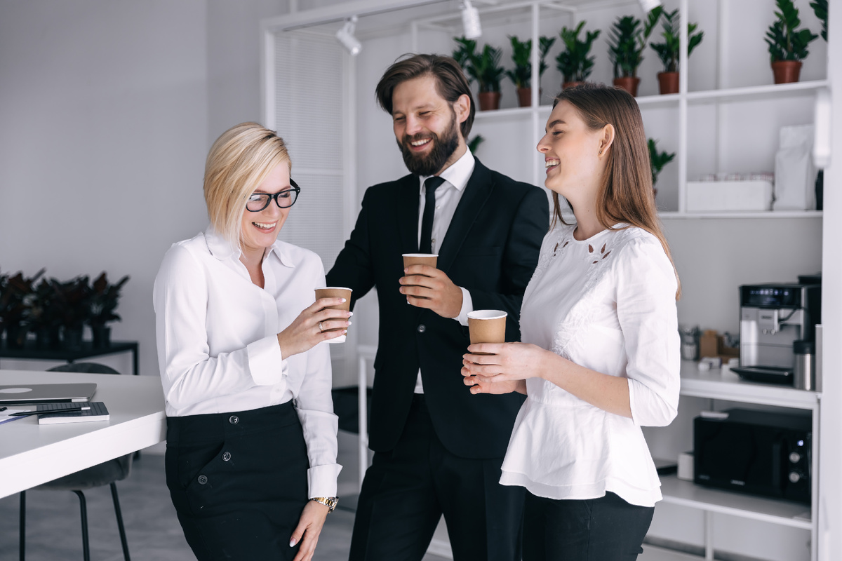 Источник фото https://ru.freepik.com/premium-photo/three-stylish-modern-cheerful-partners-break-talking-coffee-standing-workplace-holding-coffee-mug-their-hands-man-with-bristles_38675811.htm