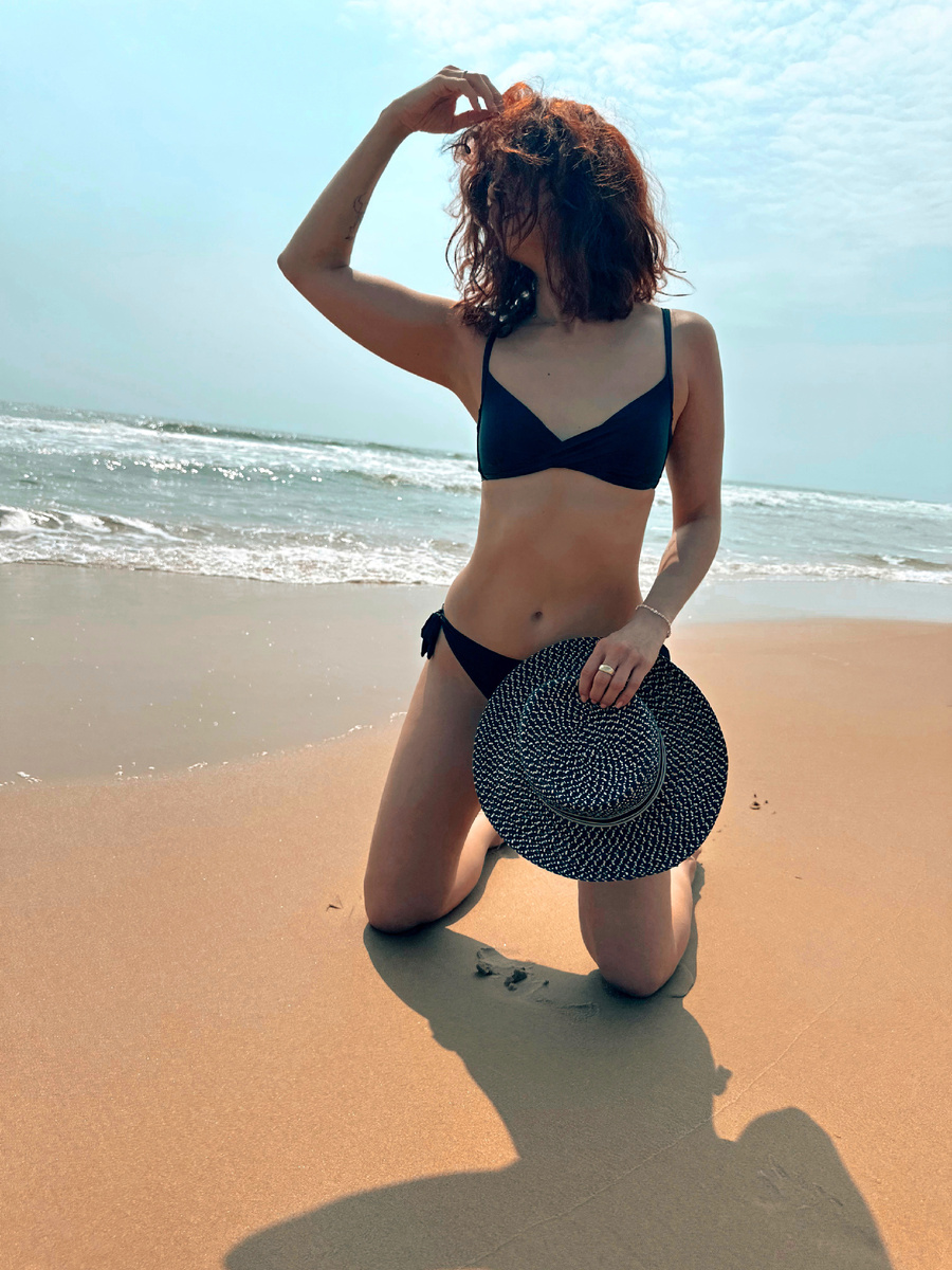 В морском отдыхе для меня есть три самые важные составляющие — это купальник, шляпа и крем с SPF. Если шляпы и крема мне хватает одного, то купальника одного точно не хватит. Обычно я стараюсь брать три или даже четыре разных, чтобы они успевали высыхать и чтобы можно было быть почти каждый день разной. Вообще любой пляжный отдых — это всегда купальник и чем их больше, тем лучше. Двадцать штук брать, конечно, не стоит, но три или четыре точно не будут лишними. 