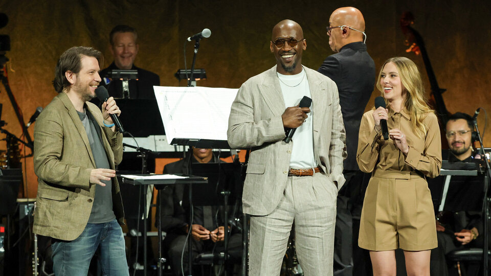    Гарет Эдвардс, Махершала Али и Скарлетт Йоханссон представляют предстоящий фильм на CinemaCon, 2 апреля 2025 года