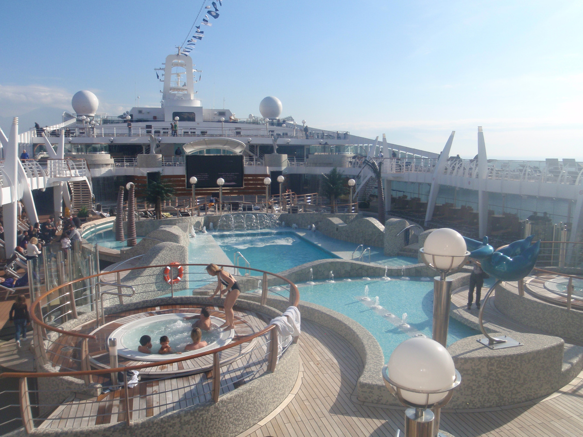 14-я палуба. С бассейнами и джакузи. Фото из архива автора. 