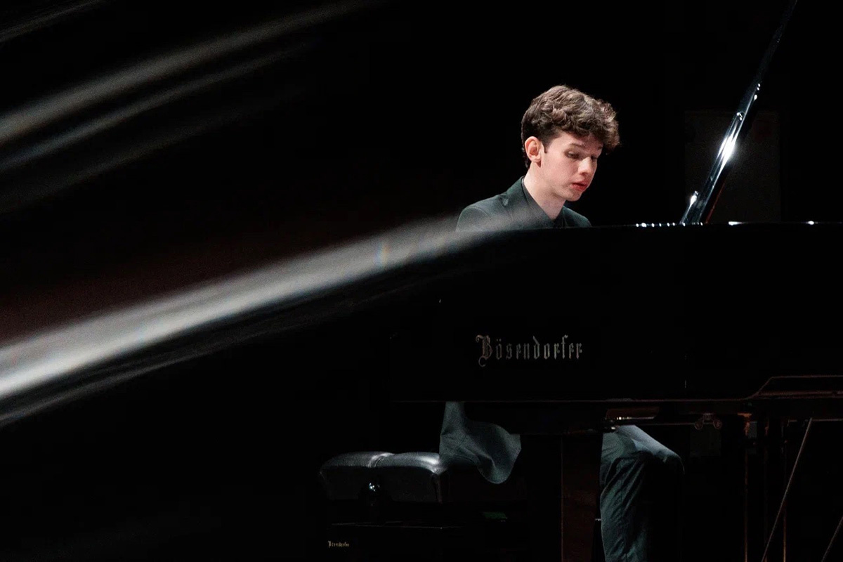    Pianissimo Live объединяет молодых виртуозов фортепиано со всего мира, предоставляя им площадки для выступлений в рамках международных фестивалей в России и за ее пределами. Источник: vk.com/pianissimolive