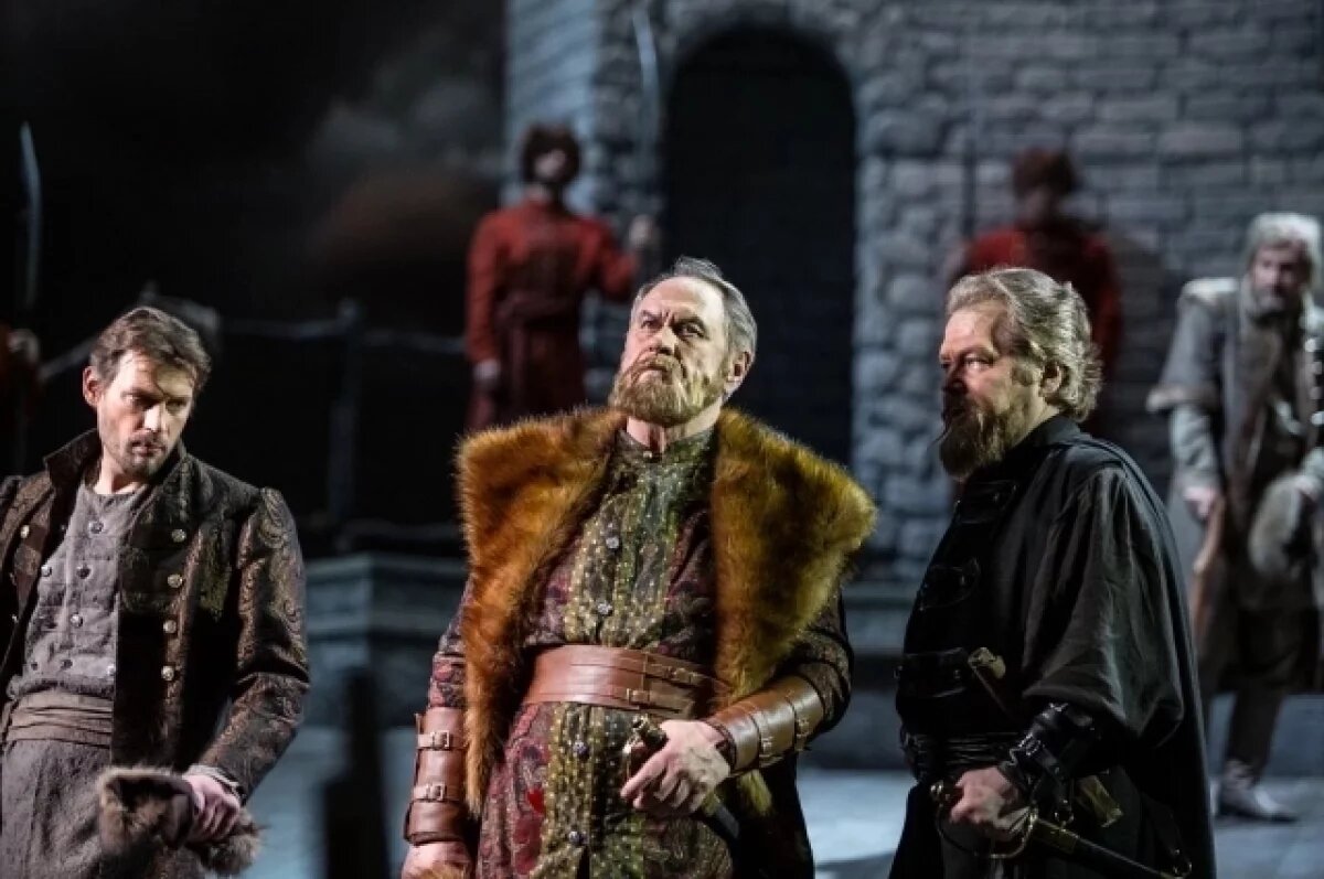    Народный артист России Валерий Афанаьев (в центре) сыграл воеводу Шеина в спектакле Малого театра «Смута. 1609-1611 гг.».