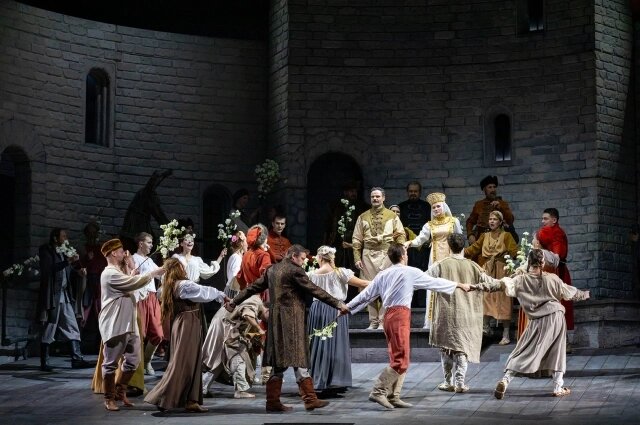    Сцена из спектакля Малого театра «Смута. 1609-1611 гг.» - свадьба племянницы воеводы Шеина Катерины (актриса Лидия Милюзина).. Фото: Государственный академический Малый театр/ Евгений Люлюкин