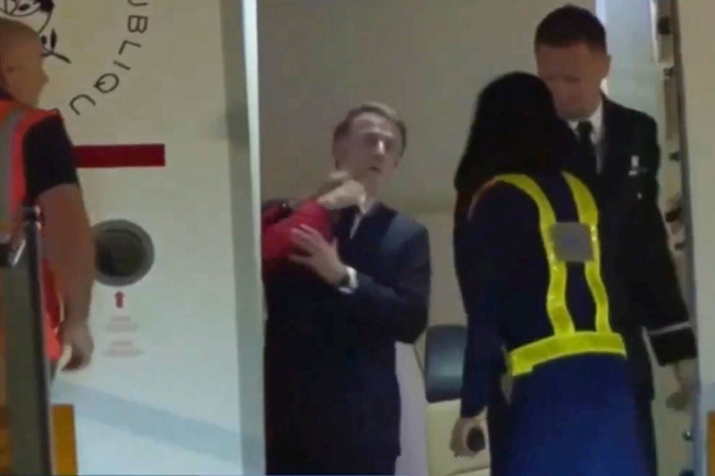    Жена Макрона ударила президента в лицо. Французскому лидеру посоветовали обратиться на горячую линию помощи женщинам