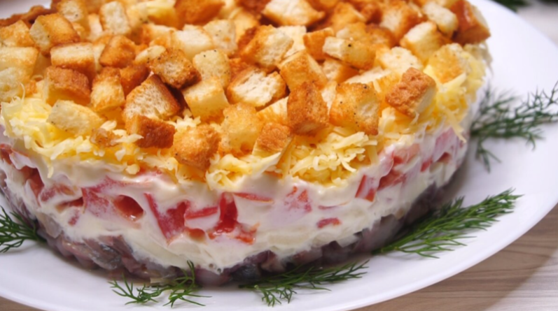 Такой салат не приедается, готовится из минимума продуктов, получается сочный, с пикантным вкусом. Салат «Пикантный».