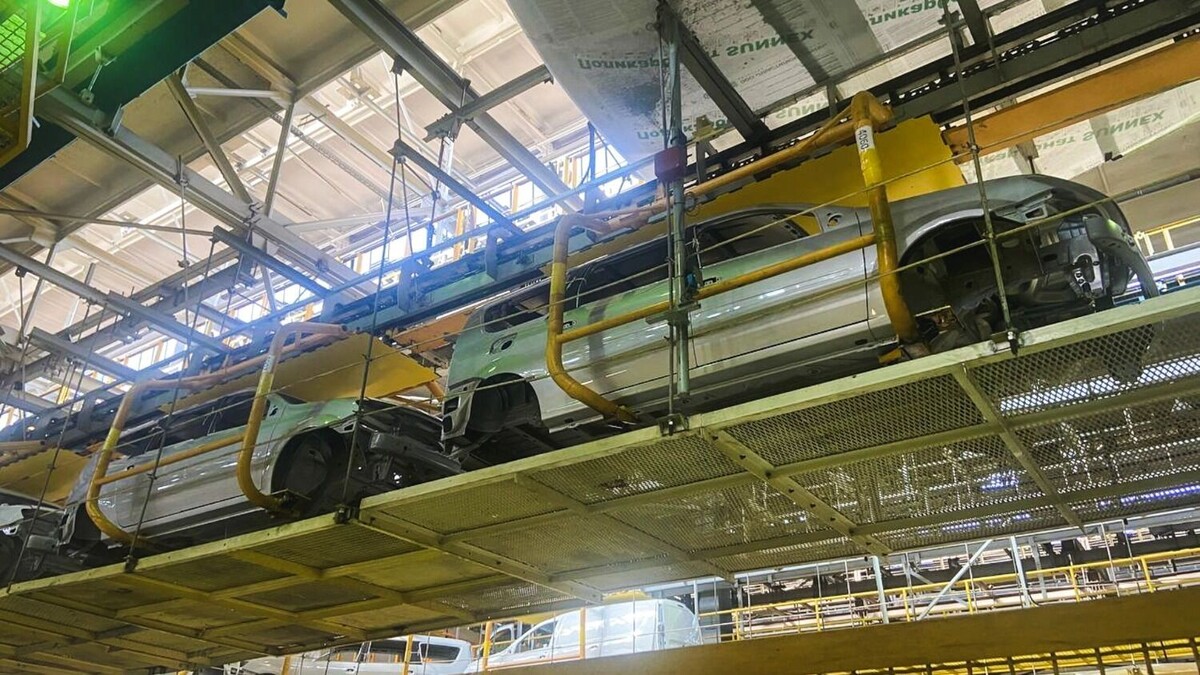 АвтоВАЗ не может распродать машины, оставшиеся на складах с 2024 года. Фото: 1MI