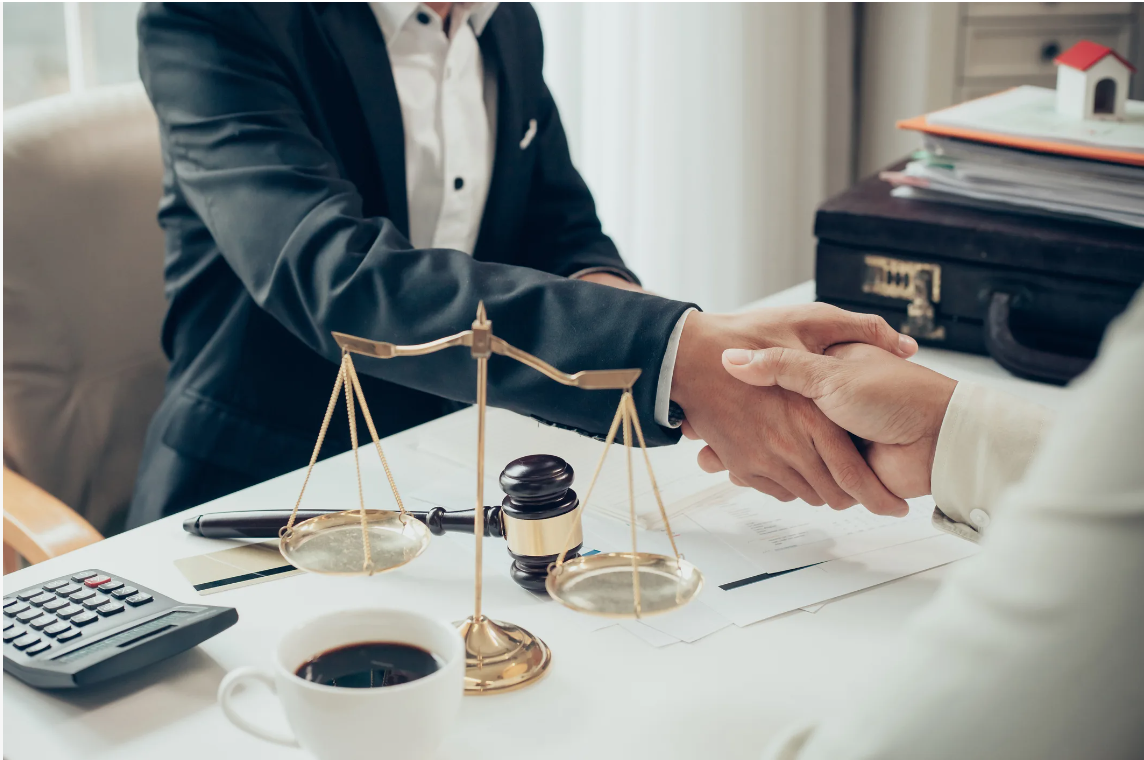 Юридическое сопровождение: необходимость для бизнеса и преимущества перед штатном юристом