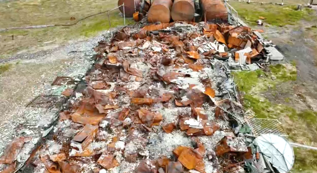 Металлолом на метеостанциях, с которым работают активисты «Команды Арктики». Скриншот видео из тг-канала губернатора Архангельской области Александра Цыбульского / t.me/Tsybulskiy_A