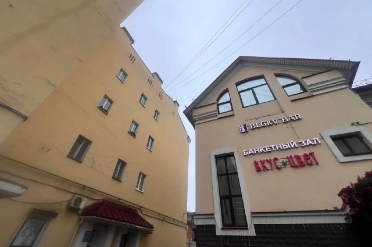    Жители близлежащих домов на Октябрьском проспекте и улице Ленина неоднократно жаловались на бар