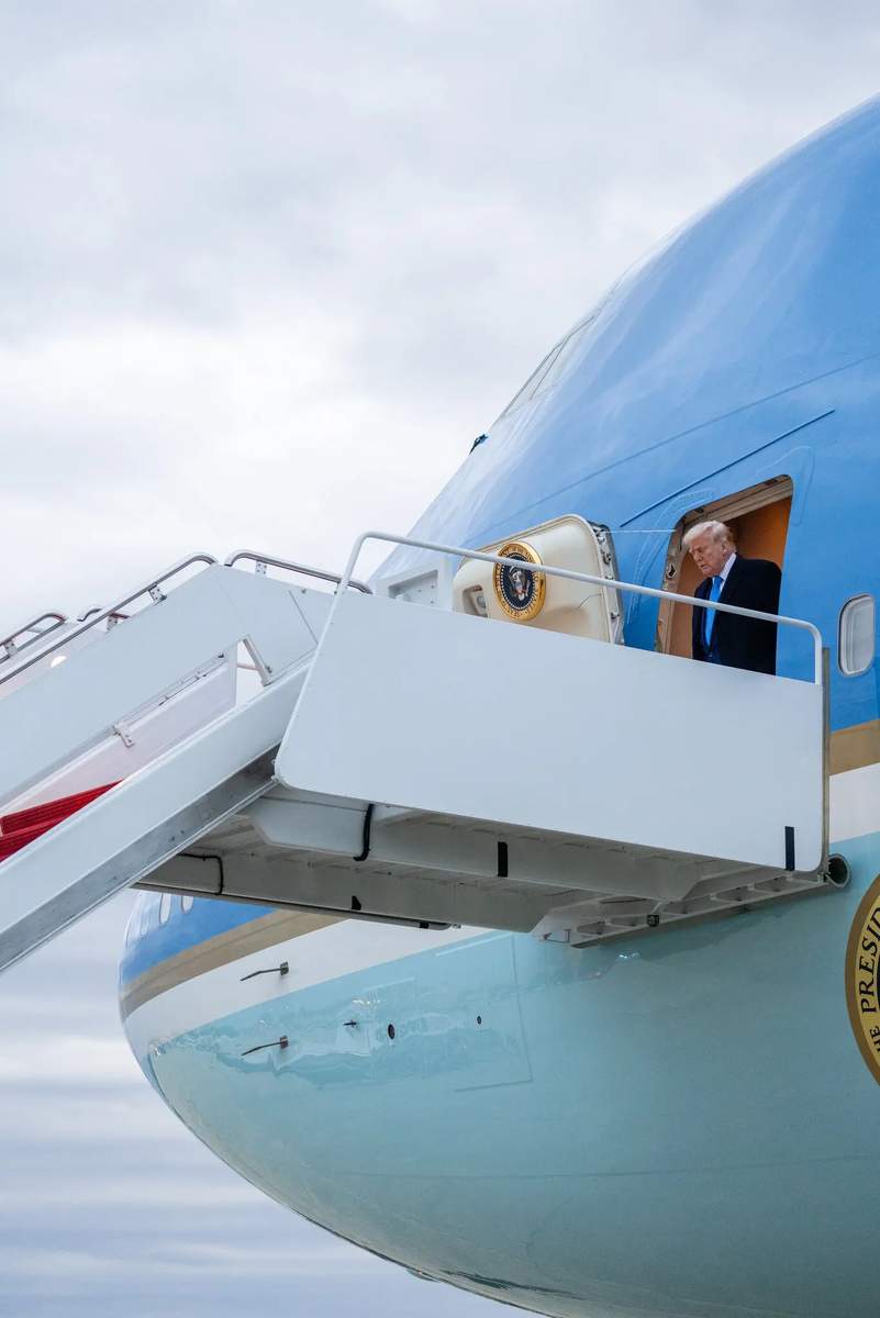 Президент Трамп спускается по трапу самолёта Air Force One. «Я считаю, что у нас должен быть самый впечатляющий самолёт», — сказал в начале мая Трамп. Фото: Эрик Ли/The New York Times
