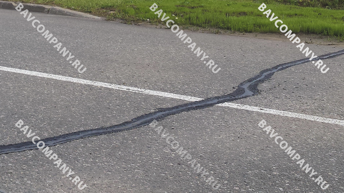 Залитая мастикой обработанная трещина