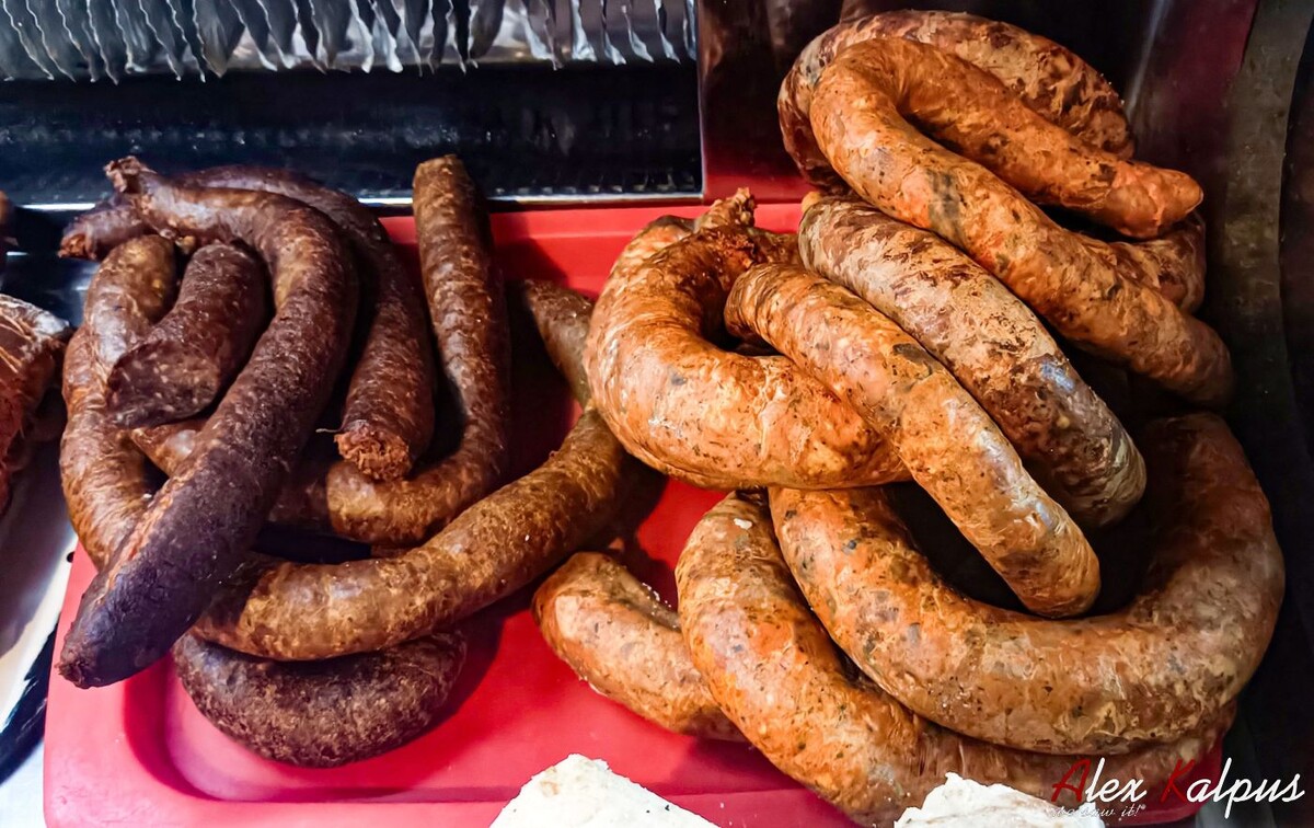 Купаты имеретинские (слева) и купаты менгрельские (справа). Грузия