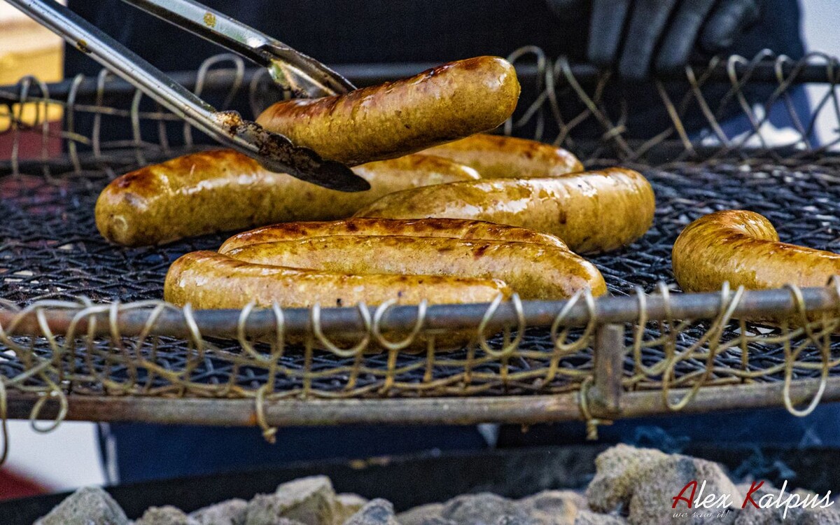 Жаренье купати на сетке мангала и углях. Тбилиси, Грузия