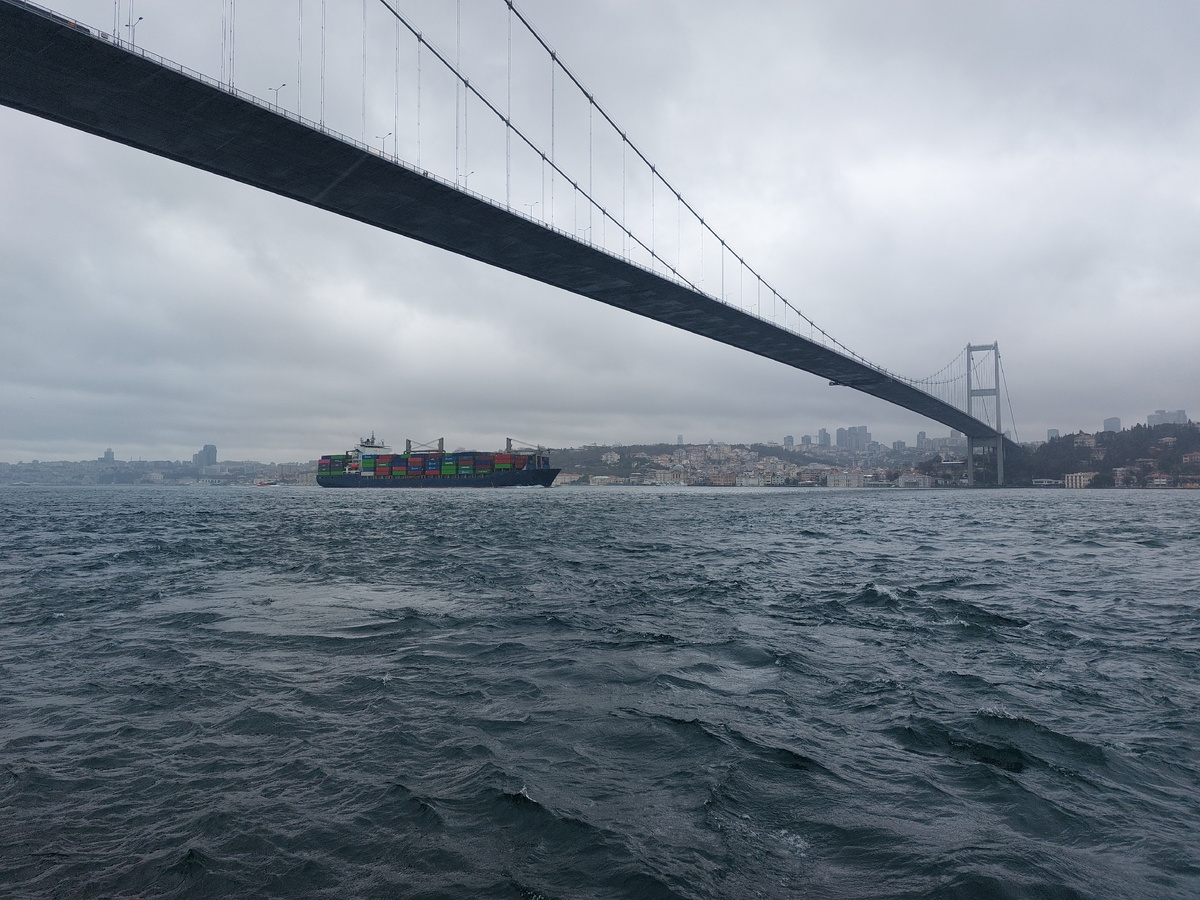 Вид на Босфорский мост с набережной у дворца Бейлербейи