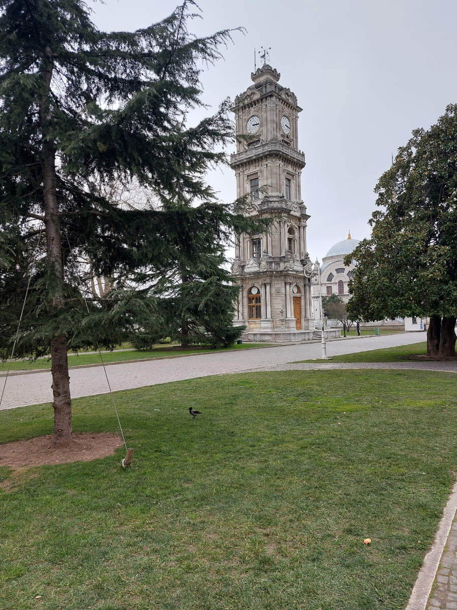 Долмабахче. Часовая башня