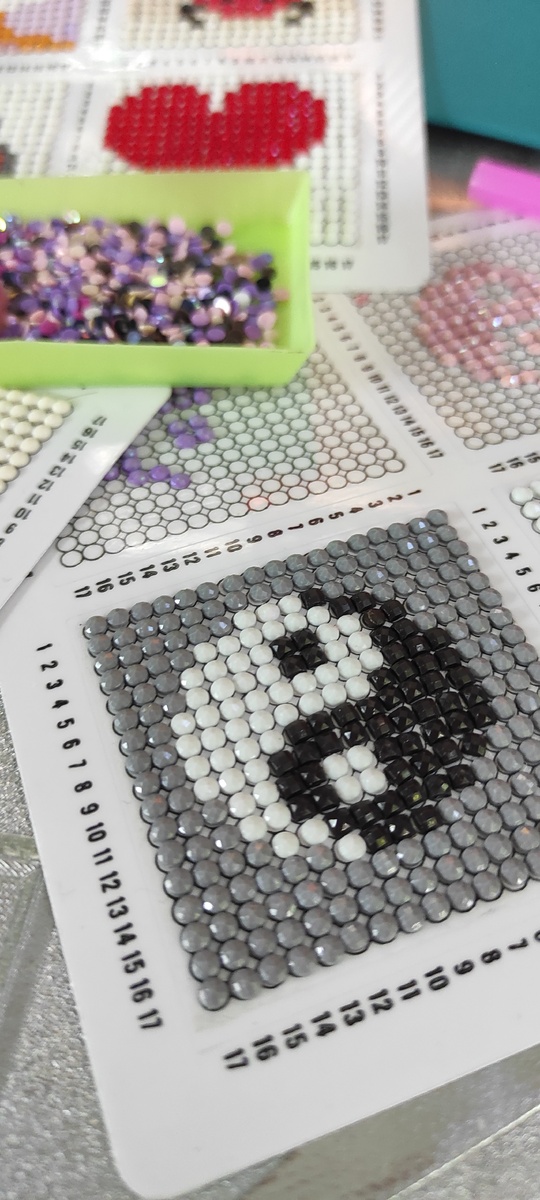 Утилизирую остатки страз от наборов алмазной мозаики. Хорошо хоть обнаружила, что продаются специальные наборы для этих целей. 