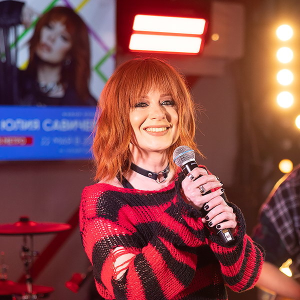     Юлия Савичева представила новый альбом в метро