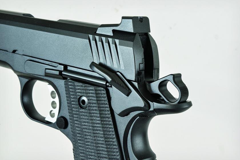 Задний прицел Tactical Edge имеет вертикальную переднюю поверхность для взведения пистолета одной рукой. Зубцы для взведения наклонены вперед и внутрь в верхней части конструкции.