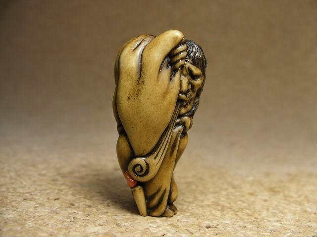 Нэцкэ «Хикэси-баба». Материал: рог оленя, коралл, чёрное дерево