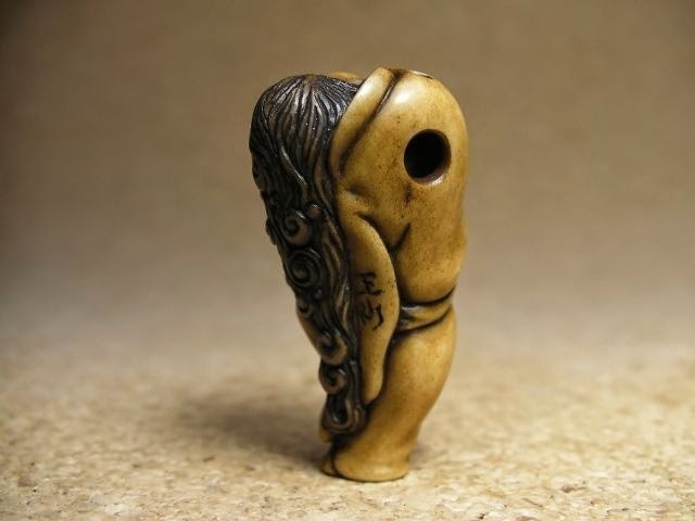 Вид с другой стороны. На рукаве видна подпись мастера и одно из двух отверстий для шнура.