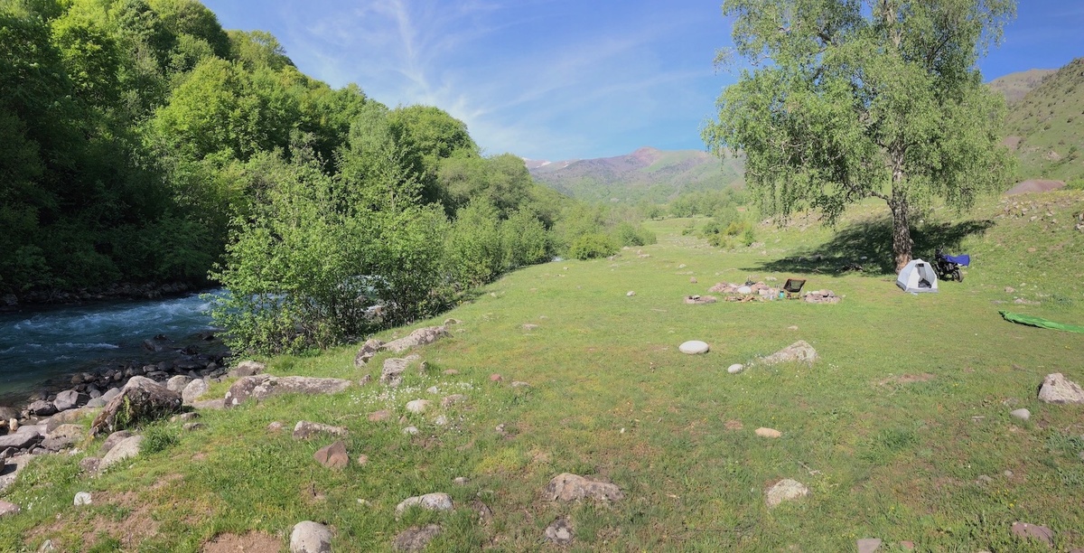Полянка у речки где ночевал в Аксаутском ущелье