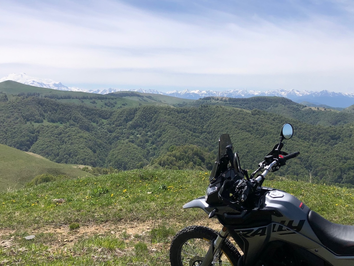 Перевал Гумбаши. Эльбрус вдали слева