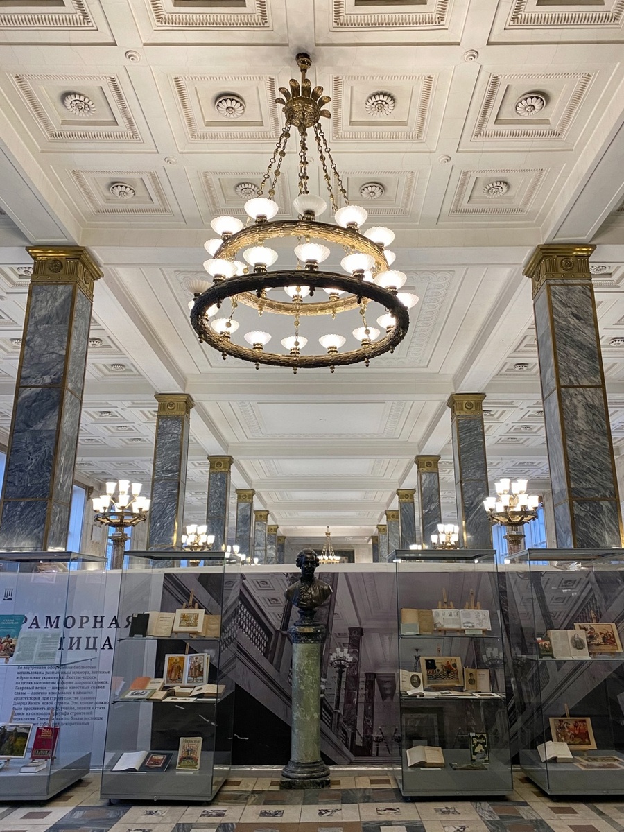 Памятник Румянцеву (главная лестница, к сожалению, была закрыта на ремонт)