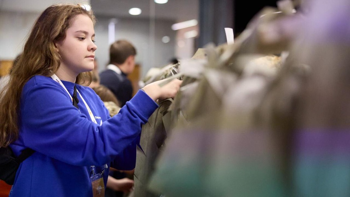    Волонтёр плетёт масксеть. Фото: Добро.рф