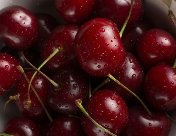 Кому нельзя черешню — ягода бывает опасной: вплоть до "мушек" перед глазами