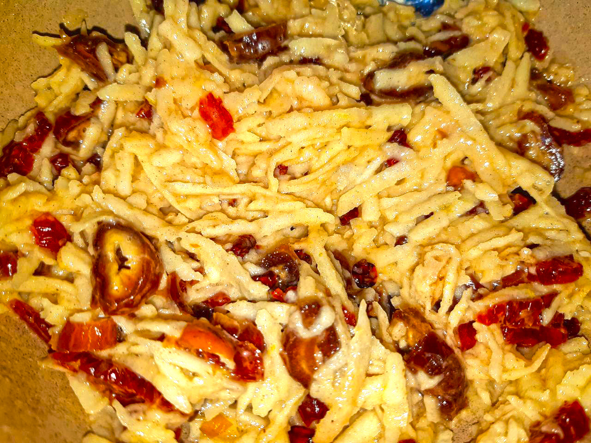 Яблоки, финики, кизил, барбарис, имбирь, корица, соль, растительное масло и яйцо