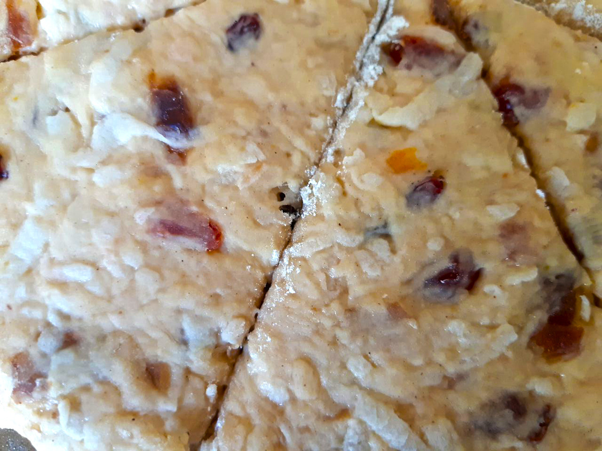 Яблок много