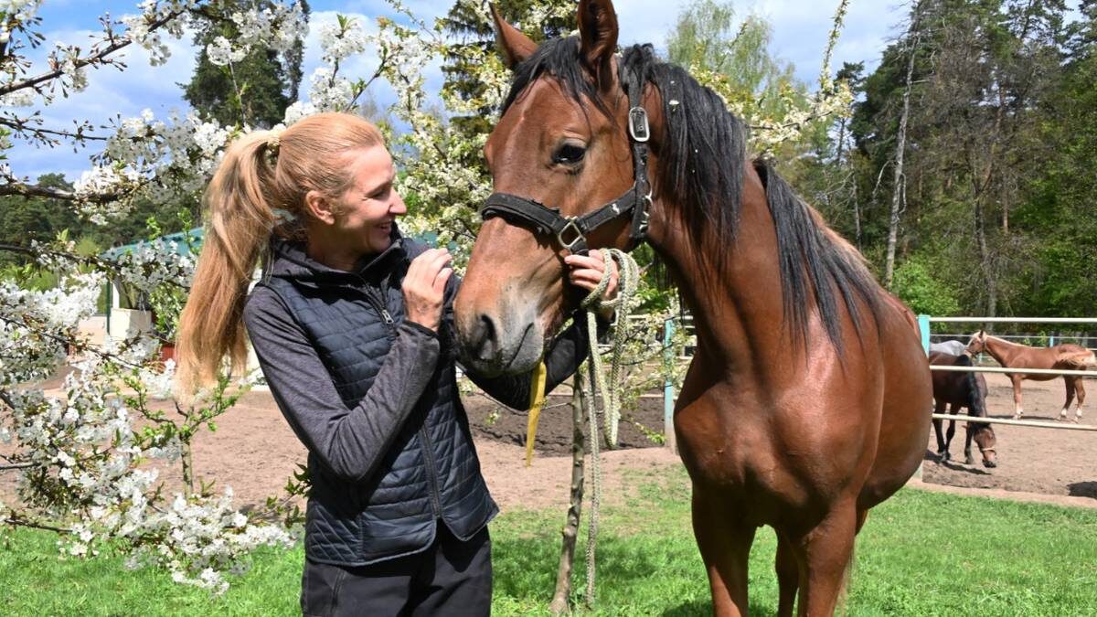    Волонтер Московского конного завода № 1 Александра Фетищева и лошадь Кудря / Фото: Мария Хапцова / Вечерняя Москва