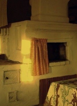 Русская печь и к ней пристроена галланка.